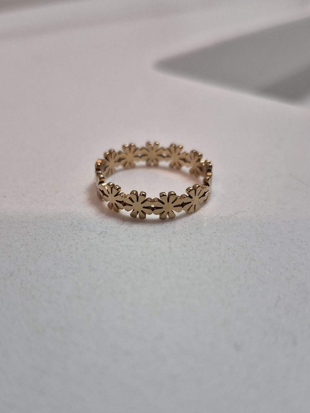 💙 Delicate Daisy Cutout Gold Ring - Floral Pattern Stainless
